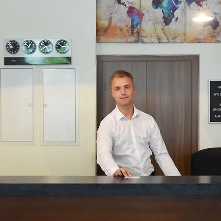 Schumacher מלון 3*